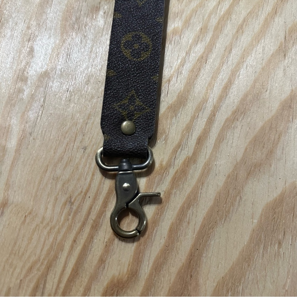 Keep it Gypsy upcycled key ring. Inside is a silver tooled leather. - Picture 4 of 6